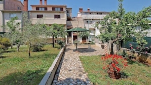 Property grounds - Apartments Nela Valdebek (Pula)