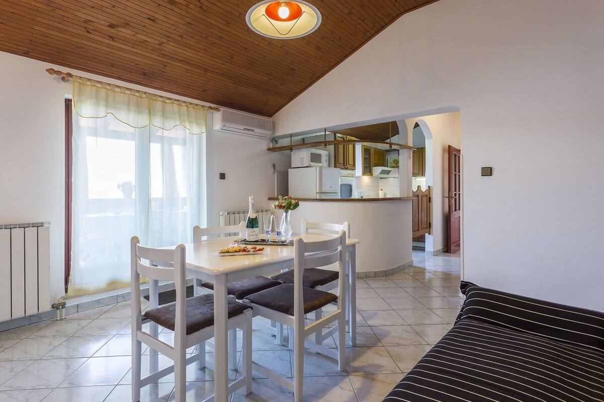 Apartment, Multiple Beds | Private kitchen | Stovetop, cookware/dishes/utensils