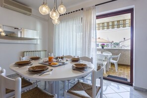 Casa, varias camas | Cocina privada | Parrilla de estufa y utensilios de cocina
