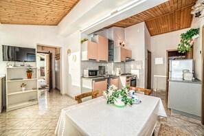 Apartment, Mehrere Betten | Eigene Küche | Herdplatte, Kochgeschirr/Geschirr/Besteck