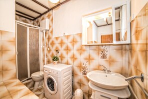 Apartment, Mehrere Betten | Badezimmer | Dusche