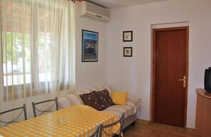 Appartement, 2 lits doubles | Salle de séjour | Téléviseur