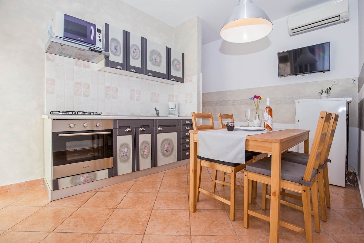 Apartment, Multiple Beds | Private kitchen