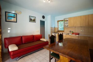 Appartement, 1 tweepersoonsbed met slaapbank | Woonkamer | Televisie