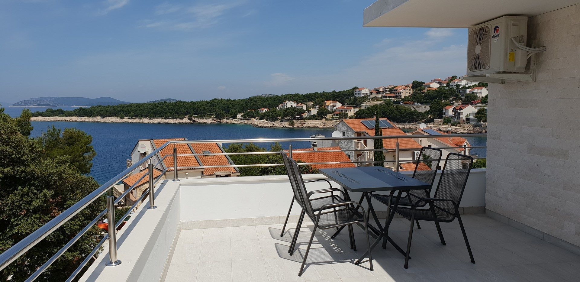 Apartamento, varias camas | Balcón