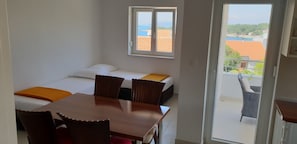 Departamento, 1 cama matrimonial | Cocina privada | Parrilla de estufa y utensilios de cocina