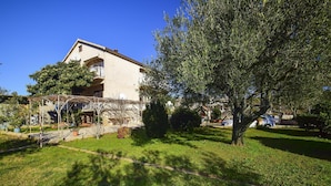 Property grounds - Apartments Stilinović (Tisno)