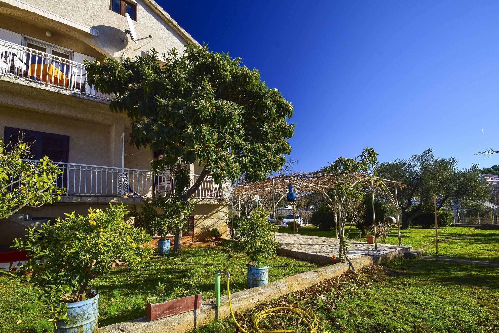 المنطقة المحيطة بالمنشأة