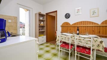 Apartment, 2 Double Beds | WiFi (free), bed sheets