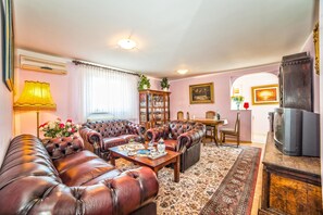 Appartement, Plusieurs lits | Salle de séjour | Téléviseur