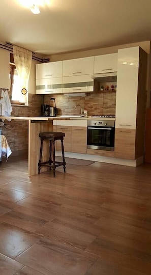 Apartment, Mehrere Betten | Eigene Küche | Mikrowelle, Herdplatte, Wasserkocher mit Kaffee-/Teezubehör, Toaster