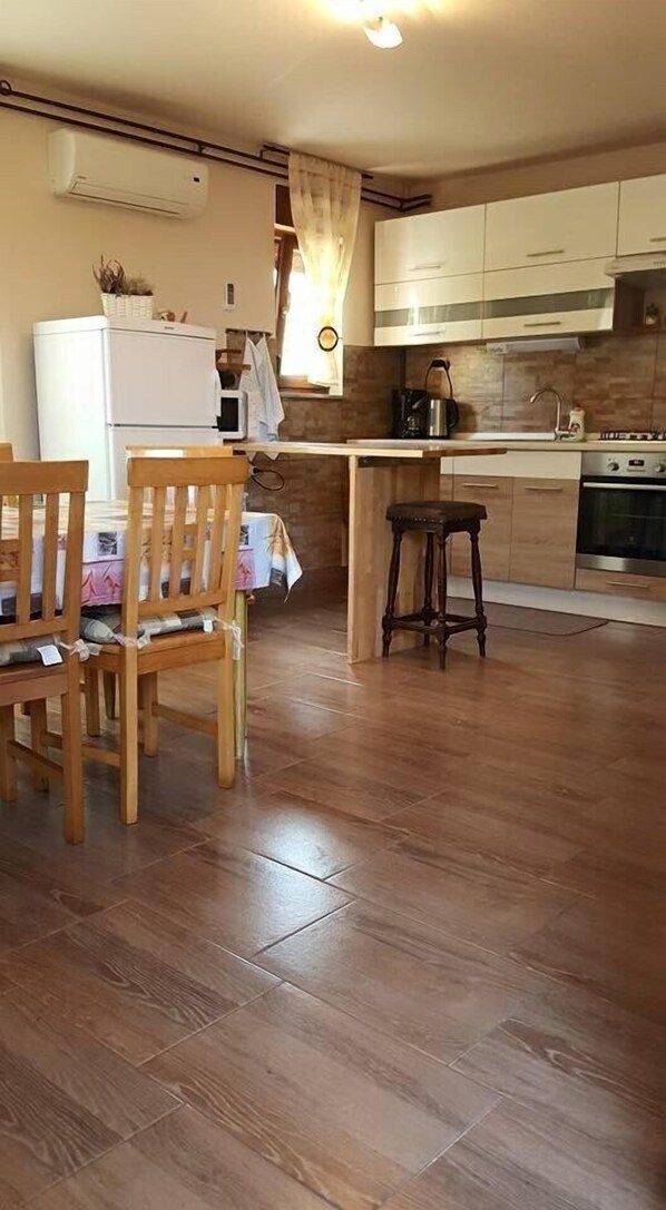 Apartment, Mehrere Betten | Eigene Küche | Mikrowelle, Herdplatte, Wasserkocher mit Kaffee-/Teezubehör, Toaster