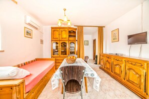 Apartment, Multiple Beds | Free WiFi, bed sheets