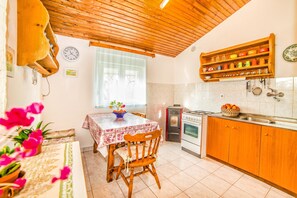 Apartment, Multiple Beds | Private kitchen | Stovetop, cookware/dishes/utensils