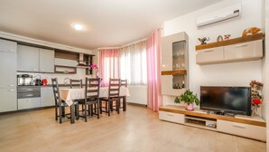 Apartment, Mehrere Betten | Wohnzimmer | Fernseher