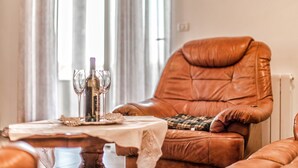 Apartment, Mehrere Betten | Wohnzimmer | Fernseher