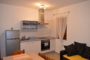 Apartment, Multiple Beds | Private kitchen | Stovetop, cookware/dishes/utensils - Apartments Jasminka Drage (Pakostane)