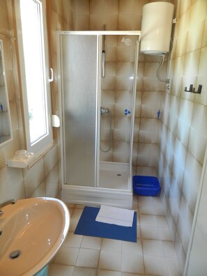 Apartment, Multiple Beds | Bathroom | Shower