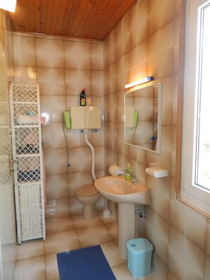 Apartment, Mehrere Betten | Badezimmer | Dusche