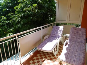 Apartamento, varias camas | Balcón