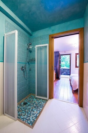 Single Room, 1 Large Twin Bed | Bathroom shower