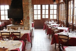 Se sirven comidas, cenas y cocina local 