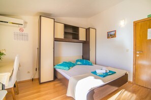 Apartment, 1 Double Bed | Free WiFi, bed sheets - Apartments Chiorich (Dugi Rat)