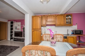 Apartment, Multiple Beds | Private kitchen