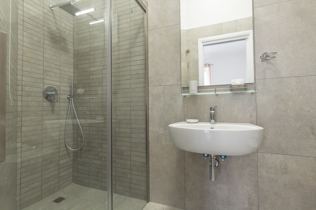 Quarto casal standard, 1 cama Queen | Banheiro | Produtos de toalete grátis, secador de cabelo, bidê, toalhas de banho