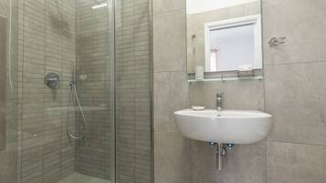 Standard Double Room, 1 Queen Bed | Bathroom | Free toiletries, hair dryer, bidet, towels