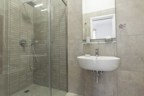 Phòng đôi Tiêu chuẩn, 1 giường cỡ queen | Phòng tắm | Đồ dùng nhà tắm miễn phí, máy sấy tóc, chậu vệ sinh/vòi rửa 