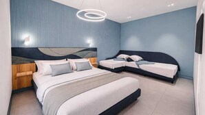 Una camera da letto moderna con un letto grande, due letti più piccoli, un comodino in legno e un design originale delle pareti.