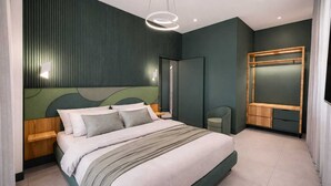 Una camera da letto moderna con un letto, comodini, uno specchio e un armadio.