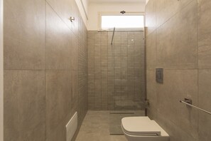 Quarto quádruplo superior, 1 cama Queen e sofá-cama, vista para a cidade | Chuveiro