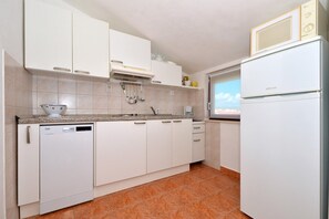 Apartment, Multiple Beds | Private kitchen | Stovetop, dishwasher, cookware/dishes/utensils
