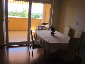 Apartment, 1 Double Bed with Sofa bed | Private kitchen | Stovetop, cookware/dishes/utensils