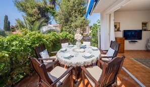 Dining - Villa Emerald (Okrug)