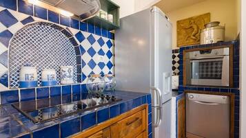 Lejlighed - flere senge | Privat køkken | Kogeplade, opvaskemaskine, køkkentøj/tallerkener/redskaber