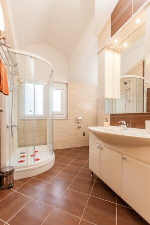 Apartment, Multiple Beds | Bathroom