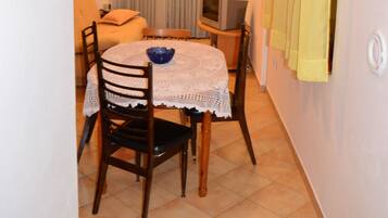 Appartamento, letti multipli | Cucina privata | Forno, piano cottura, pentole/stoviglie/utensili