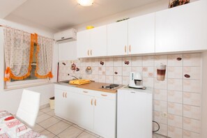 Apartment, 2 Double Beds | Private kitchen | Fridge, stovetop, electric kettle, cookware/dishes/utensils - Apartments Villa Dane (Podstrana)