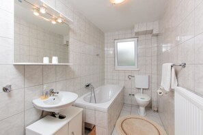Apartament, 2 llits dobles | Bany | Assecador de cabells i tovalloles 