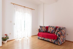 Apartment, Mehrere Betten | Wohnzimmer | Fernseher