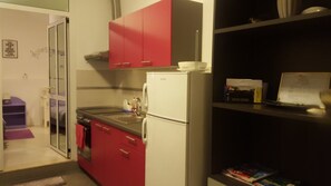 Fogão, cooktop, talheres/pratos/utensílios de cozinha