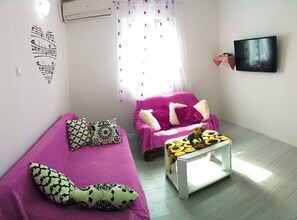 Apartment, Mehrere Betten | Wohnzimmer | Fernseher