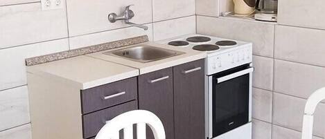 Apartment, Multiple Beds | Private kitchen | Microwave, stovetop, coffee/tea maker, electric kettle