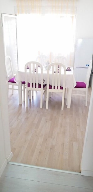 Apartment, Mehrere Betten | Eigene Küche | Mikrowelle, Herdplatte, Wasserkocher mit Kaffee-/Teezubehör