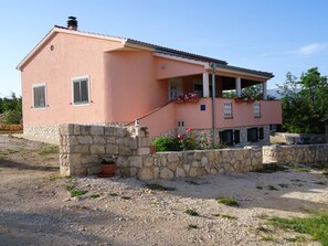 อพาร์ทเมนท์, เตียงใหญ่ 2 เตียง | ด้านหน้าที่พัก