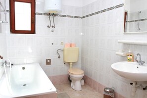 Appartement, plusieurs lits | Salle de bain