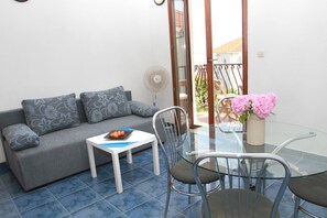 Apartment, Multiple Beds | Living room